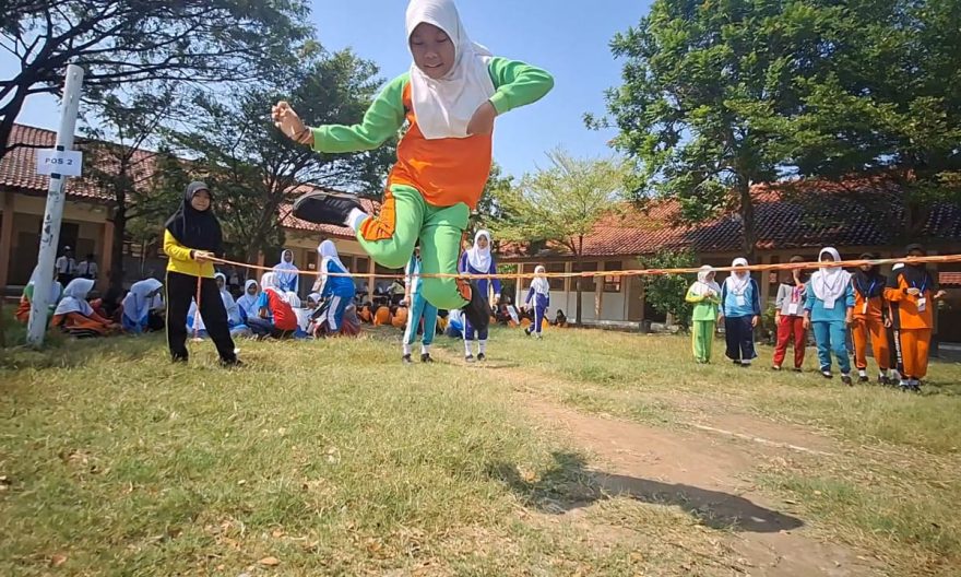 Semakin Seru! MPLS SMP Negeri 3 Brebes Adakan Permainan Tradisional