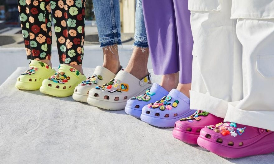 celana yang cocok untuk sandal crocs